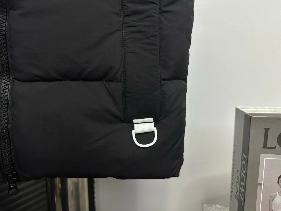 P490 【CANADA GOOSE】PASTELS white label series down vest. The white label series is a capsule limited series and the most popular PASTELS series this year. The chest labels are all white badges with pure silicone texture. The pattern has a strong contrast between concave and convex. The topographic map of Canada on the badge is lifelike. The plastic material used for currency logos on the market is very hard to the touch! Our original independent order accessories are all one-to-one customized original accessories. The imported YKK zippers have correct teeth, while the teeth of the fake zippers are very thick. The zipper webbing logo is printed with 3M fluorescent printing, and the original custom-made washable label. The placket webbing and wiring details are all restored to the original ones. Size: XS S M L XL XXL